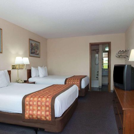 Days Inn By Wyndham Indianapolis East Post Road Екстер'єр фото