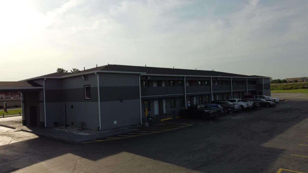 Days Inn By Wyndham Indianapolis East Post Road Екстер'єр фото