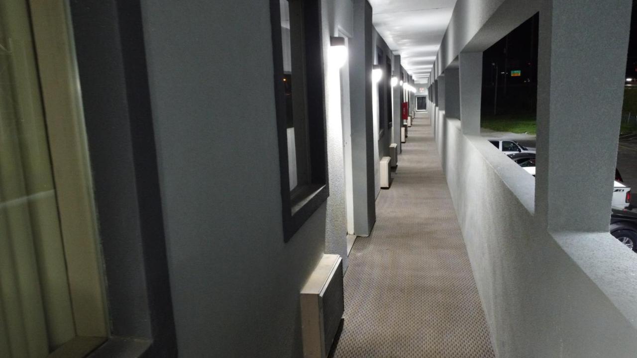 Days Inn By Wyndham Indianapolis East Post Road Екстер'єр фото