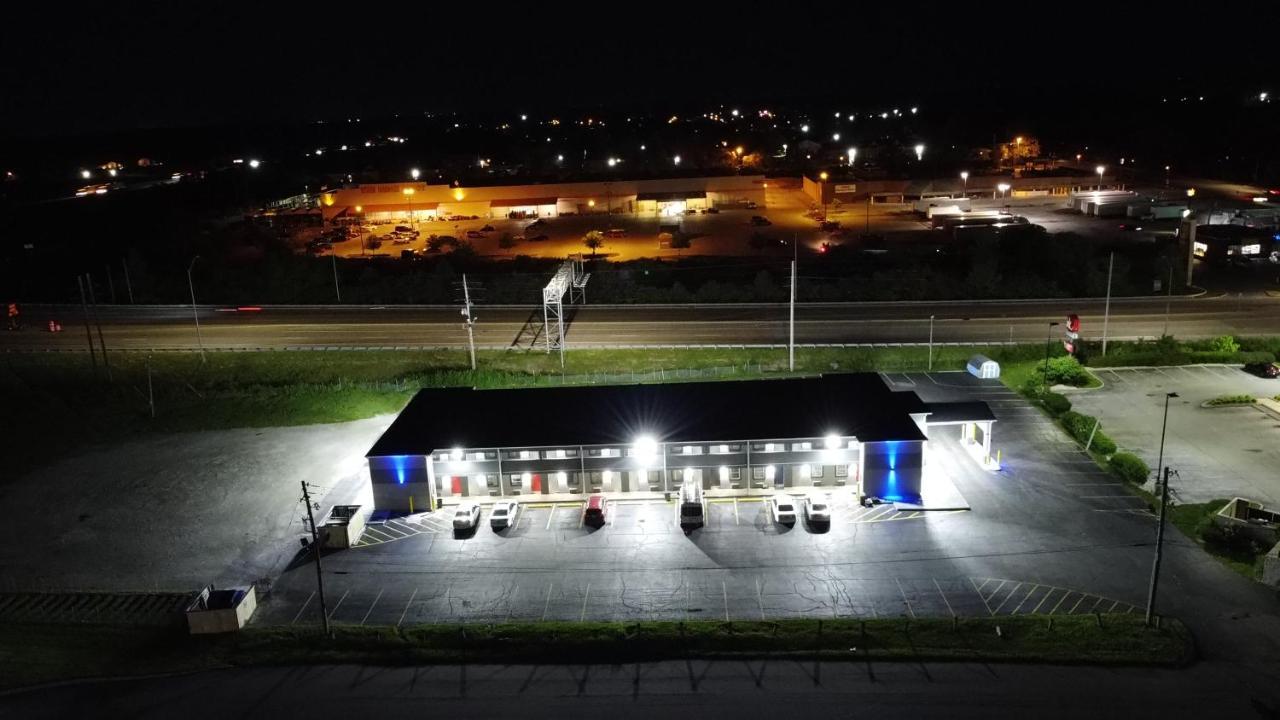 Days Inn By Wyndham Indianapolis East Post Road Екстер'єр фото