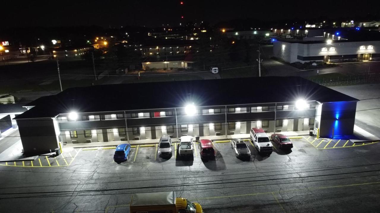 Days Inn By Wyndham Indianapolis East Post Road Екстер'єр фото