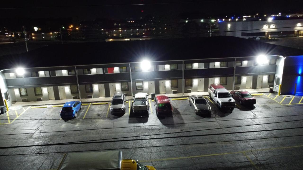 Days Inn By Wyndham Indianapolis East Post Road Екстер'єр фото