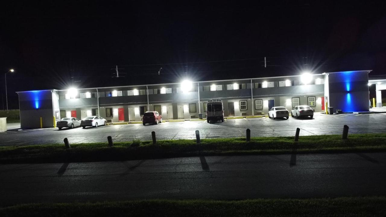 Days Inn By Wyndham Indianapolis East Post Road Екстер'єр фото