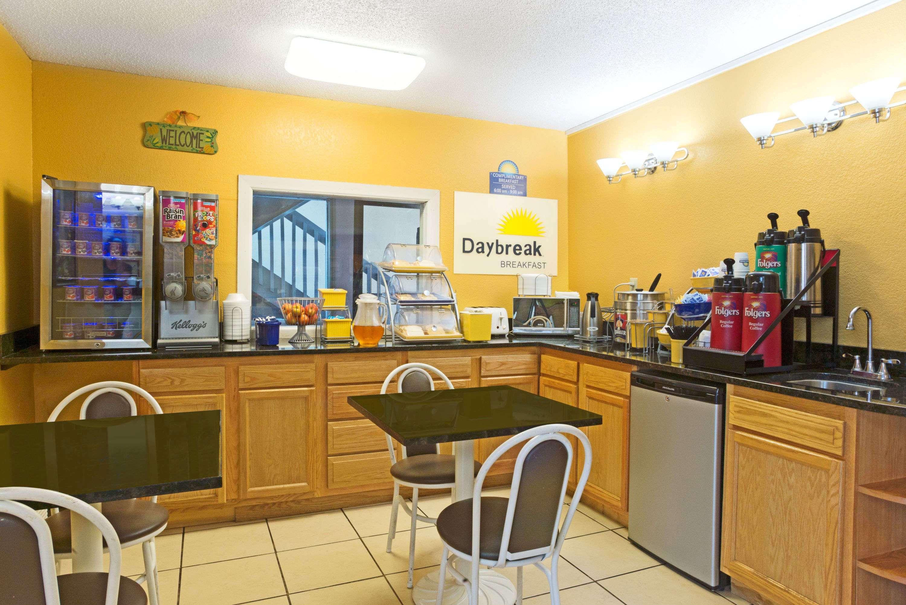 Days Inn By Wyndham Indianapolis East Post Road Екстер'єр фото