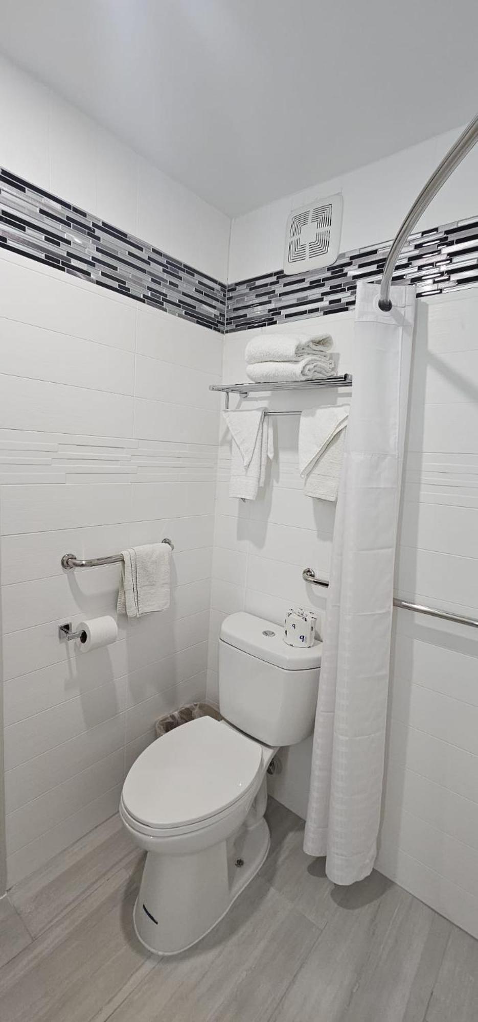 Days Inn By Wyndham Indianapolis East Post Road Екстер'єр фото