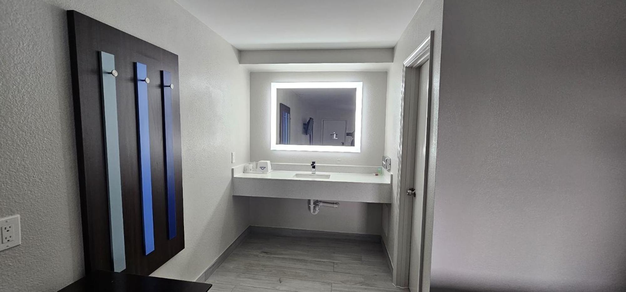 Days Inn By Wyndham Indianapolis East Post Road Екстер'єр фото