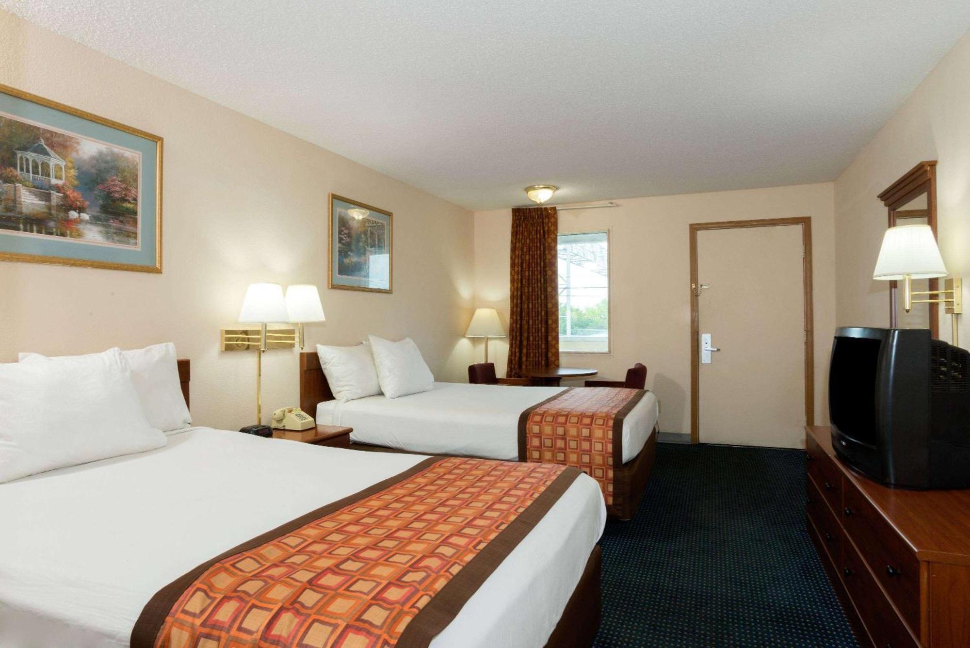 Days Inn By Wyndham Indianapolis East Post Road Екстер'єр фото