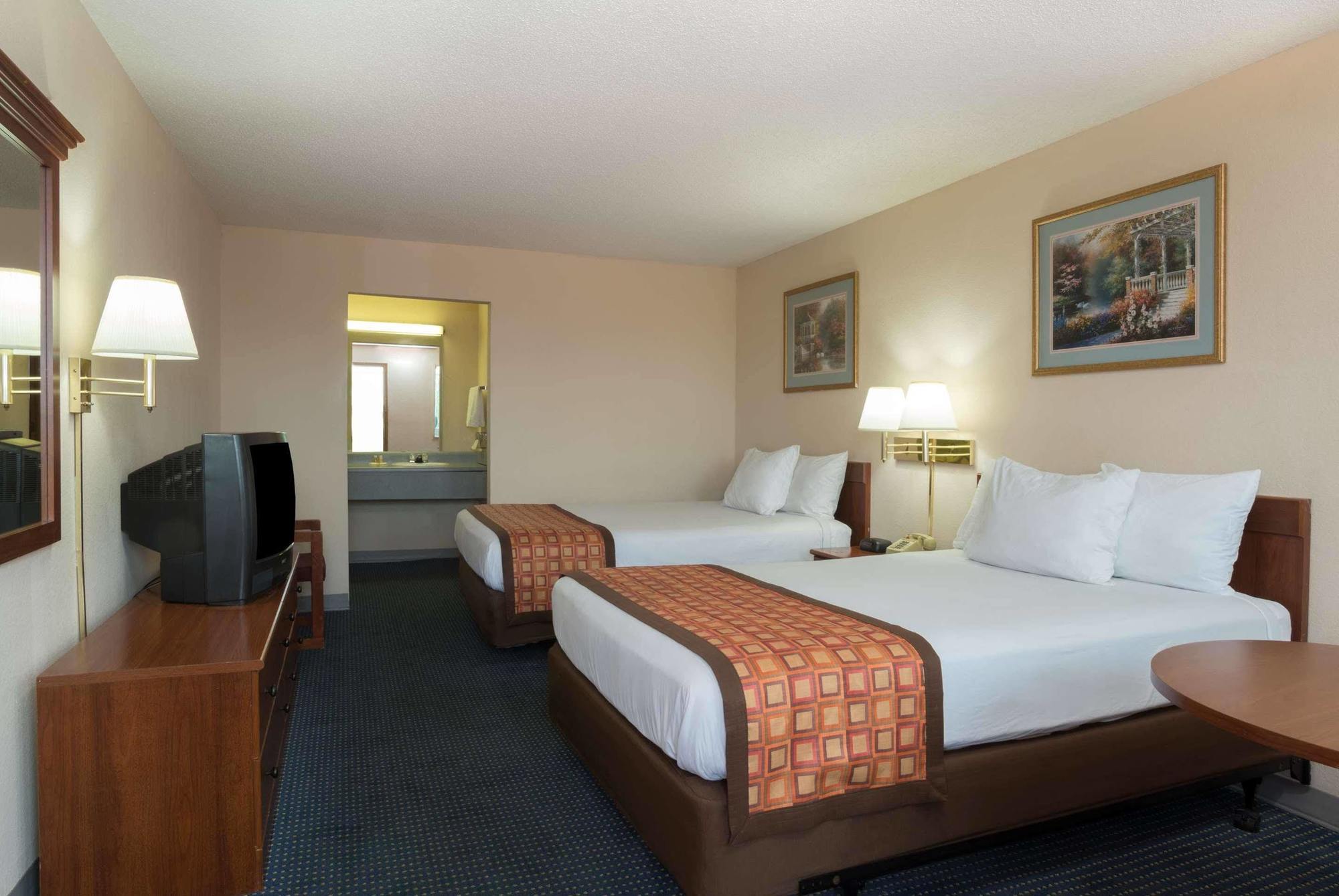 Days Inn By Wyndham Indianapolis East Post Road Екстер'єр фото